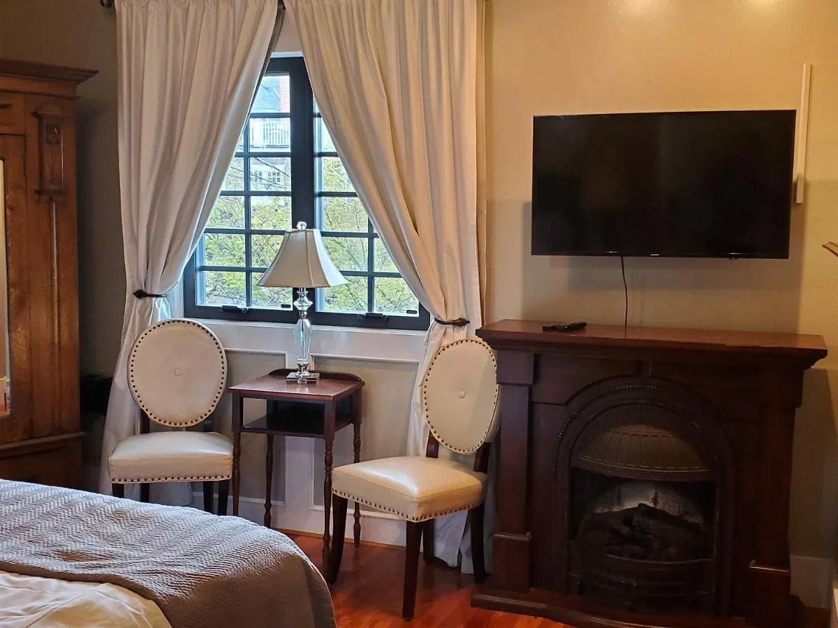 ****  The Ivy On Parker Guest House Vancouver Kanada